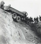 603913 Afbeelding van een gedeeltelijk verzakte vrachtwagen bij een zandafgraving.N.B. De afbeelding maakt deel uit van ...